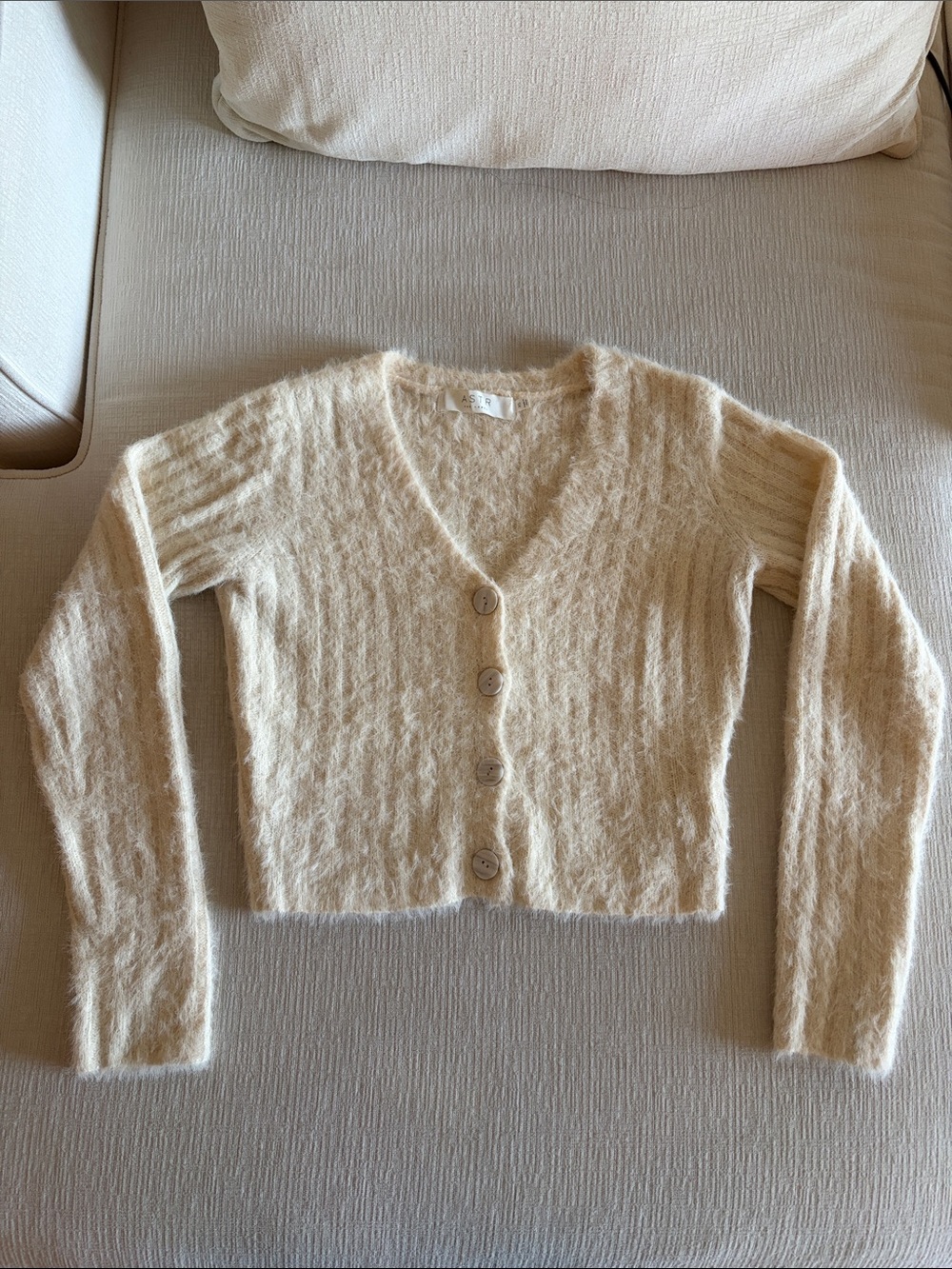 Astr Cream Ivory Fuzzy V-Neck Button Cropped Cardigan XS